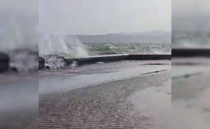 İzmir’de fırtınada sahil şeridindeki yollar sular altında kaldı