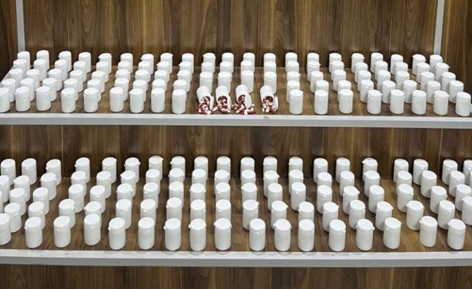 İzmir’de polisten kaçan araçlardan binlerce uyuşturucu hap çıktı