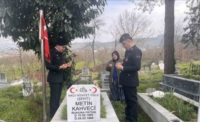 Jandarma şehit ailesini ve kabrini ziyaret etti