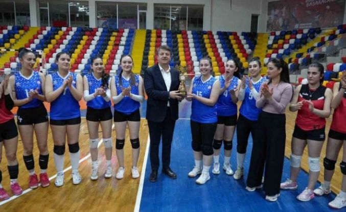 Kadın voleybol takımı namağlup şampiyon oldu