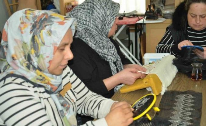 Kadınlar bu kurslarda hem sosyalleşiyor hem öğreniyor