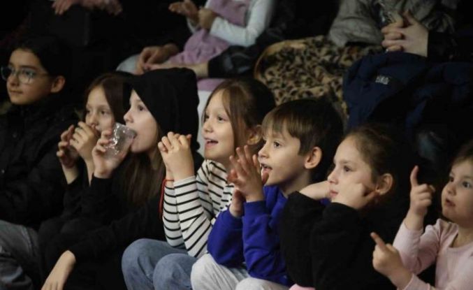 Kahkaha dolu oyun Erenler’de sahnelendi, vatandaşlardan tam not aldı