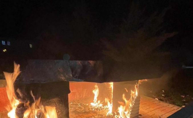 Kahta’da parktaki bank ateşe verildi