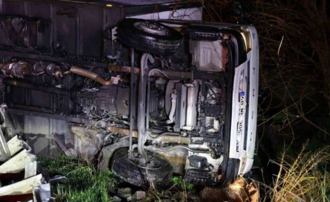 Kamyon bariyerlerde askıda kaldı, sürücü hafif yaralandı