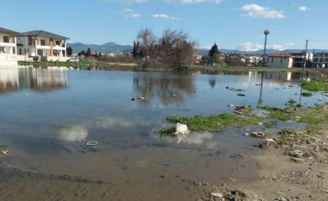 Kanalizasyon şebekesi çöktü inşaatlar su içinde kaldı