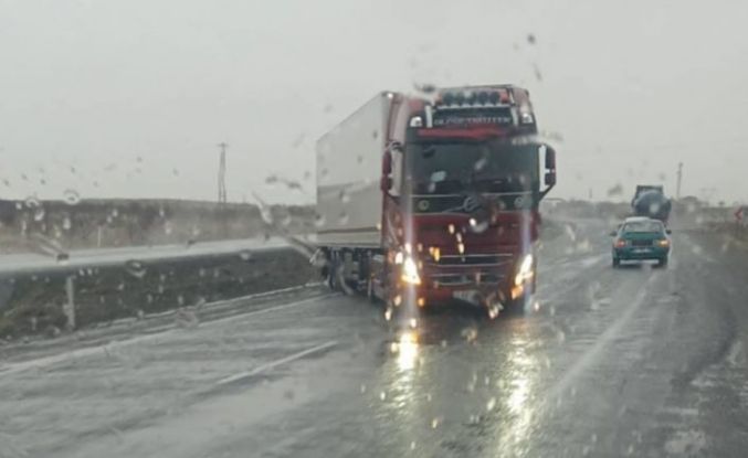 Karapınar’da şiddetli rüzgar ve sağanak sürücülere zor anlar yaşattı