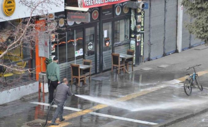 Kars’ta kaldırımlar tazyikli suyla yıkanıyor