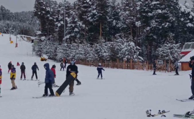 Kars’ta kayak heyecanı sürüyor