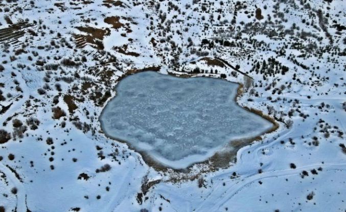 Kemah’taki Ardos Gölü dondu: Bin 660 rakımlı buz gölü drone ile görüntülendi