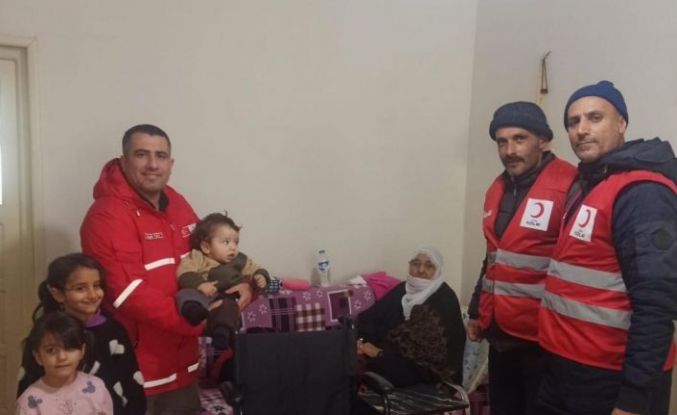 Kızılay’dan gazi eşine tekerlekli sandalye desteği