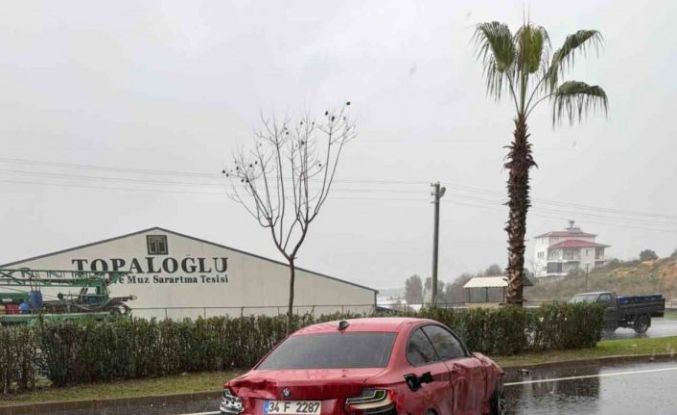 Kontrolden çıkan lüks otomobil refüje çarptı: 1 yaralı