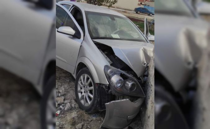Kontrolden çıkan otomobil avlu duvarına çarptı: 4 yaralı