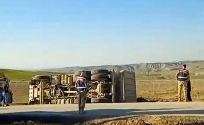 Kurtalan’da hafriyat kamyonu devrildi: 1 yaralı