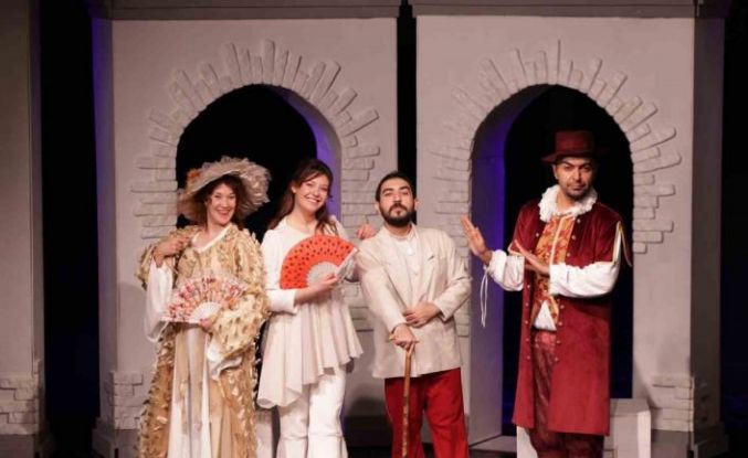 Merkezefendi Kent Tiyatrosu yeni oyunu ‘Biz Aşık Değiliz’ ile sahnede