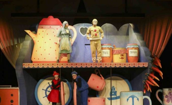 Mersin Şehir Tiyatrosuna küçük ellerden büyük alkış