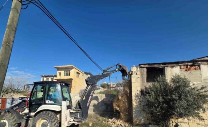 Mersin’de çökme riski taşıyan metruk bina yıkıldı