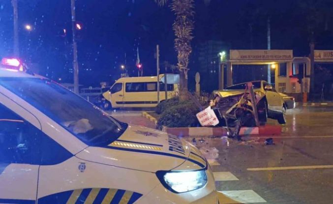 Minibüs ile otomobil çarpıştı: 4 yaralı