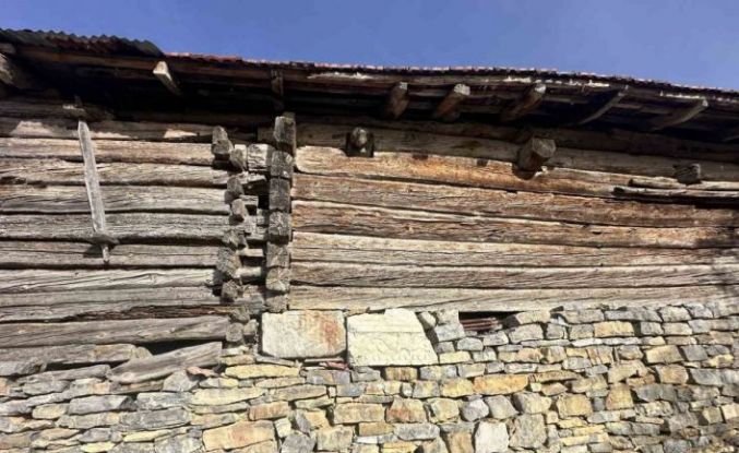 Müze gibi köy: Her duvarlarda tarihi tapınağın taşları var