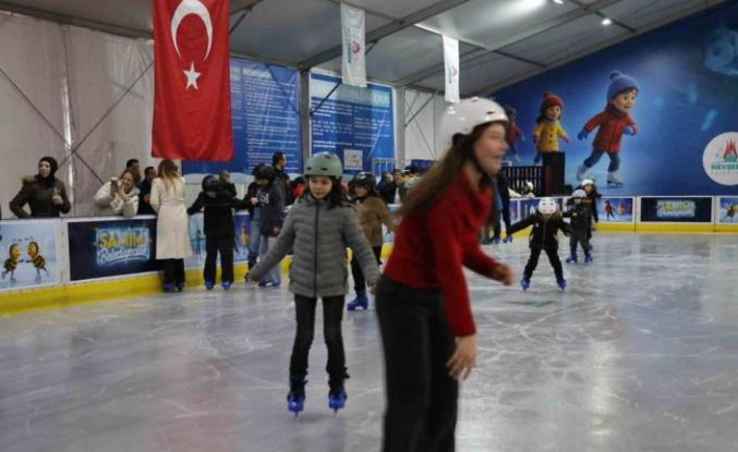 Nevşehir’de mobil buz pateni pisti hizmete açıldı