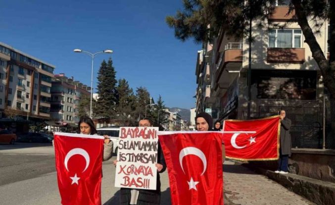 Öğrencilerin bayrak sevgisi yollara taştı: Sürücüler karşılıksız bırakmadı