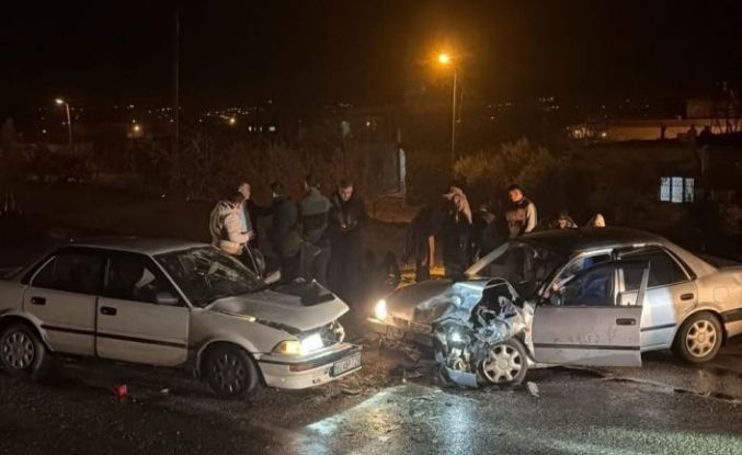 Osmaniye’de iki otomobil kafa kafaya çarpıştı: 4 yaralı