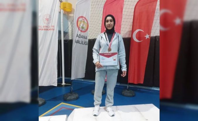 Özalplı öğrenci bilek güreşinde Türkiye üçüncüsü oldu