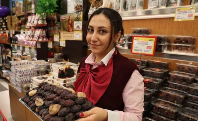 Ramazan ayının sembol ürünü hurma tezgahlardaki yerini aldı