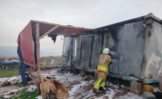 Reyhanlı’da alevlere telsim olan konteyner yandı