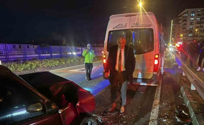 Servis minibüsü ile Tofaş otomobil çarpıştı: 1 yaralı