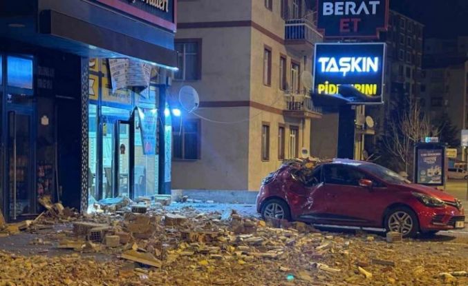 Şiddetli rüzgar binanın duvarını uçurdu