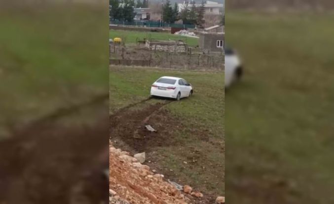Siirt’te yoldan çıkan otomobil tarlaya girdi