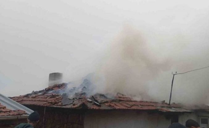 Sındırgı’da bitişik iki ev alevlere teslim oldu: 1 yaralı