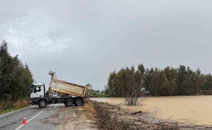 Söke Bağarası yolundaki taşkına ekiplerden anında müdahale