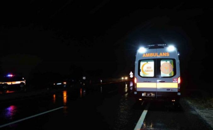 Su birikintisine giren otomobil refüje düştü: 1 yaralı