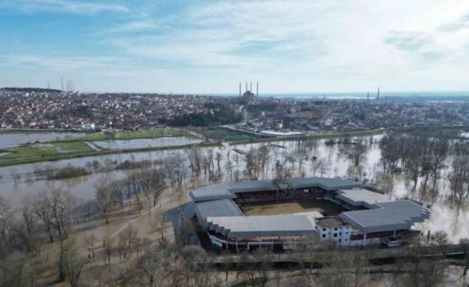 Sular altında kalan Sarayiçi güreş alanında su seviyesi düşüyor