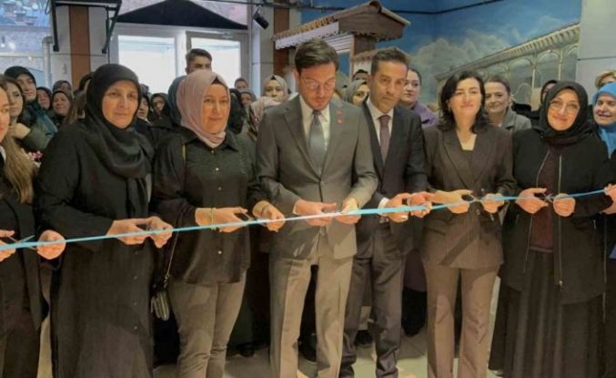 Toktalı kadınların elinde şekillenen çiniler görücüye çıktı