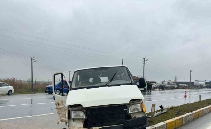 Uşak’ta panelvan aracın refüje çarpması sonucu 1 kişi yaralandı