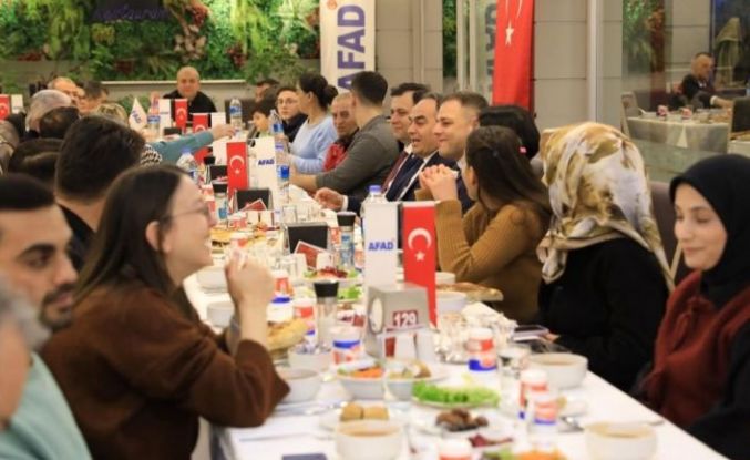 Vali Çakırtaş depremzedelerle iftarda buluştu