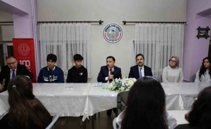Vali Çiçek, öğrencilerle iftar yaptı