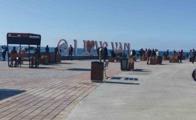 Van’da bahar havası: Vatandaşlar sahile akın etti