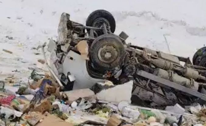 Yüksekova’da kamyonet şarampole yuvarlandı: 1 kişi yaralandı