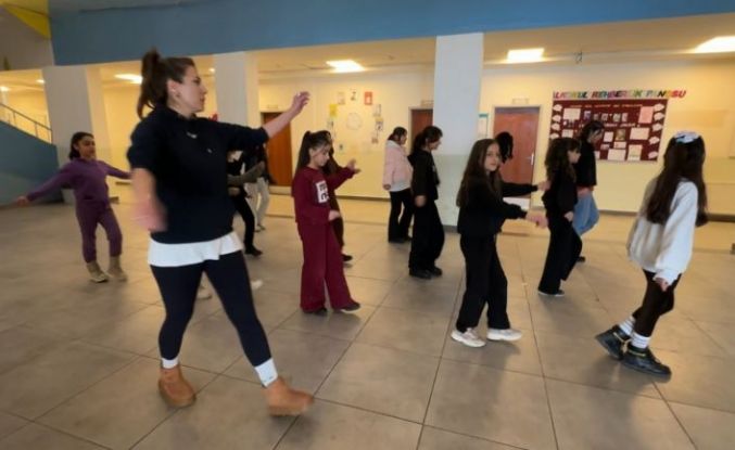 Yüksekova’da kültür sanat buluşması: Hakkari halayı ile Ege’nin zeybeği buluştu