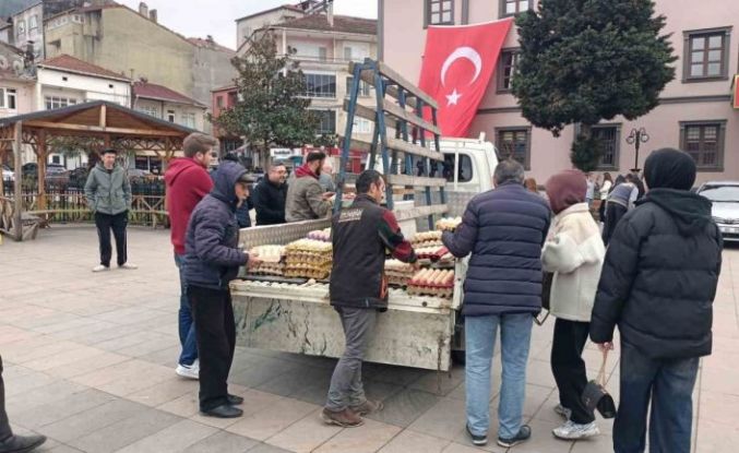12 bin köy yumurtasını meydanda ücretsiz dağıttı