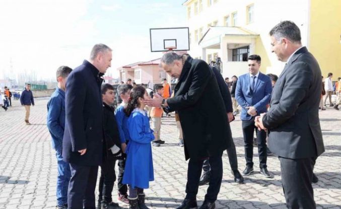 Ağrı Valisi Bozkurt, okullarda incelemelerde bulundu