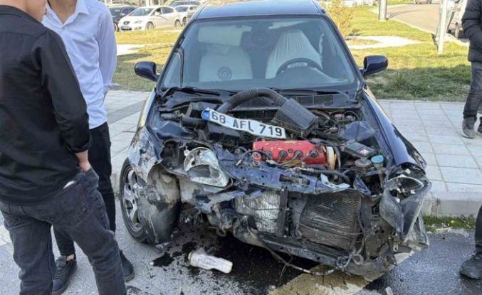 Aksaray’da iki otomobil çarpıştı: 2 yaralı