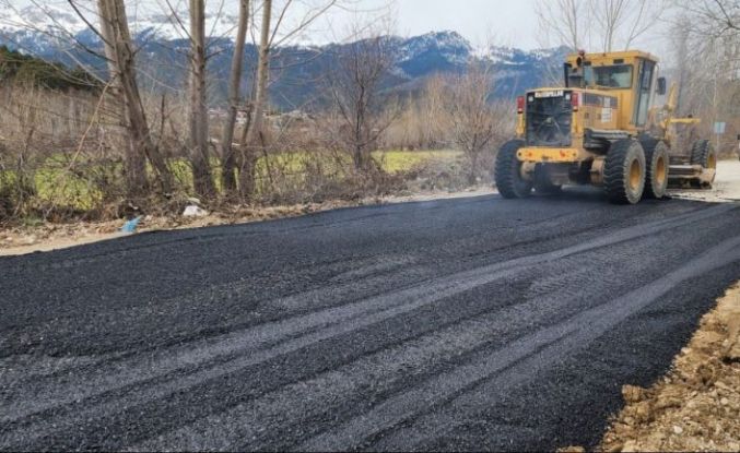 Andırın’da yoğun yağışlar nedeniyle bozulan yola sıcak asfaltla tamir