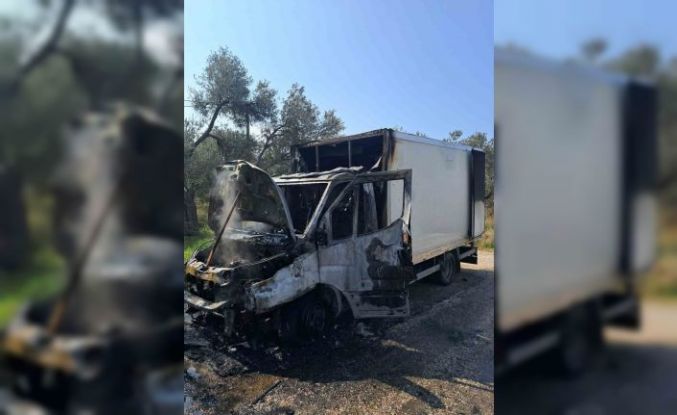 Ayvacık’ta kamyonet yangını