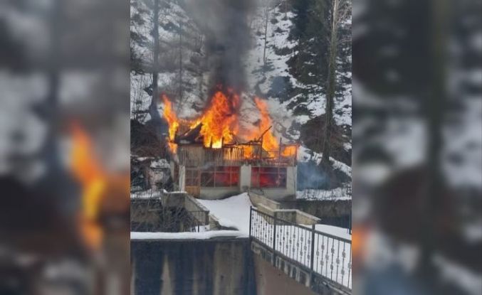 Balık tesisinde çıkan yangın evi küle çevirdi