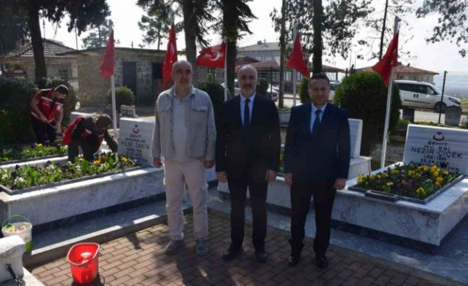 Bayram öncesi şehit mezarlarında çalışmalar yapıldı