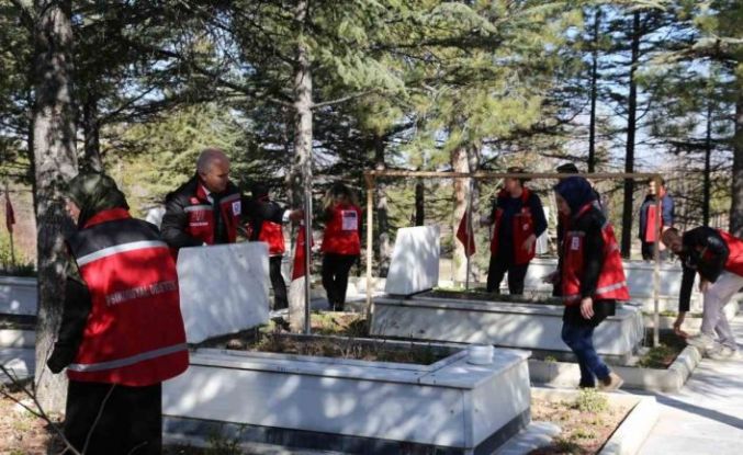 Bayram öncesinde şehitlik temizlendi